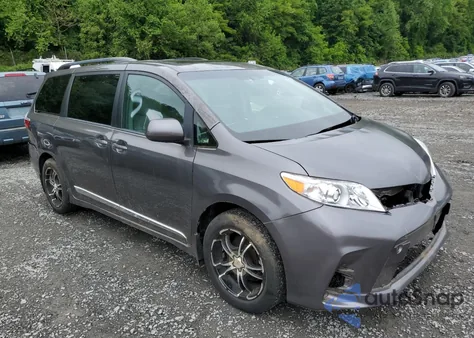 2018 Toyota Sienna Xle z USA, uszkodzony, nr VIN 5TDDZ3DC2JS196583